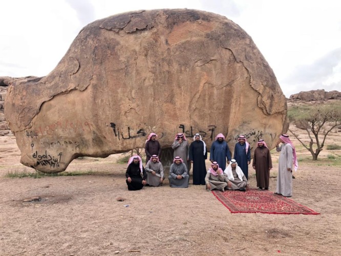 “صخرة الصقر”الواثب المبرقع بجبال العلم تثير الدهشة وتجذب  الزائرين