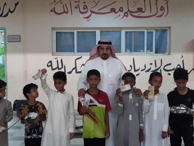 توزيع جائزة الانضباط اليومي بمدرسة الطاهرية