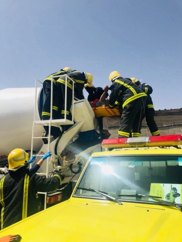 مدني بريدة ينقذ عامل احتجز بخلاط خرسانة جاهزة