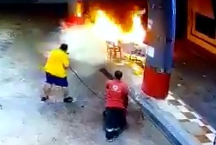 بالصور..محافظ ينبع يكرم “المرزوقي” بعد منعه كارثة محققة بإحدى محطات الوقود