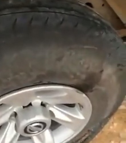 بالفيديو.. صاعقة تصيب سيارة مواطن وتؤدي إلى انفجار إطاراتها