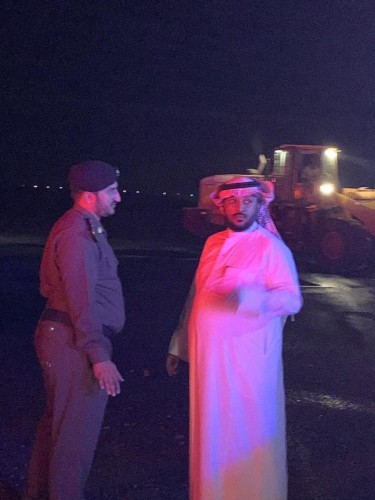 محافظ الدرب “القحطاني” يقف ميدانيًا لمتابعة مواقع الأمطار والسيول