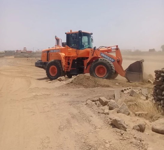 بلدية الساحل تزيل عدداً من التعديات بمركز الحريضة