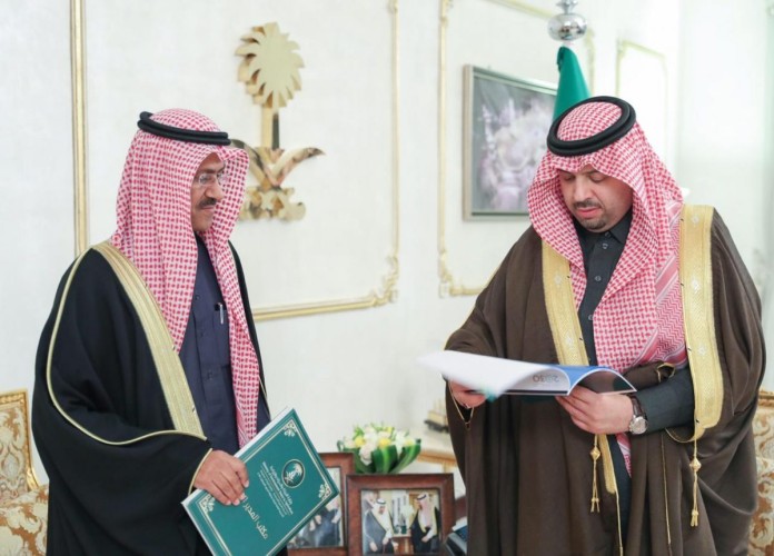 أمير الحدود الشمالية يستقبل مدير إدارة خدمات المياه بالمنطقة