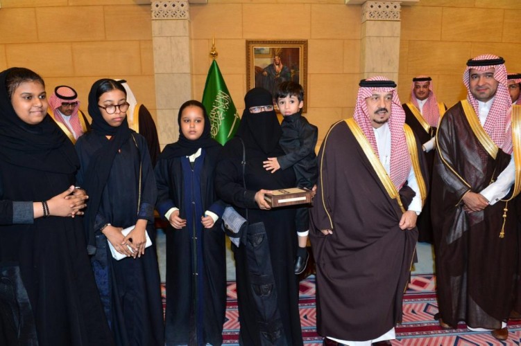 أمير الرياض يسلّم مفاتيح وحدات الإسكان التنموي لأكثر من 200 أسرة