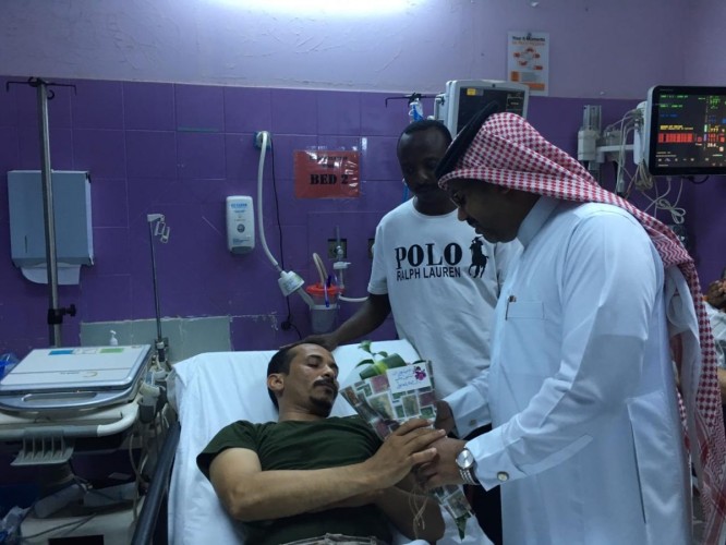 ” النجمي ” يزور مستشفى صامطة العام ويطمئن على مصابي عمليات عاصفة الحزم