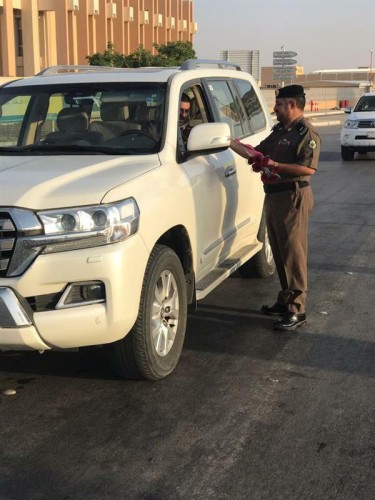 بالصور.. رجال المرور يوزعون الورود على الطلاب في أول أيام العام الدراسي الجديد