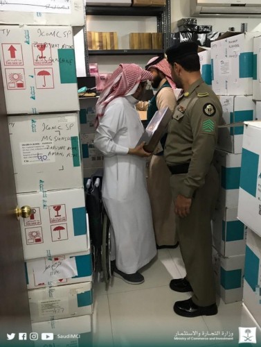 «بالصور» ضبط عطور مغشوشة في الخبر