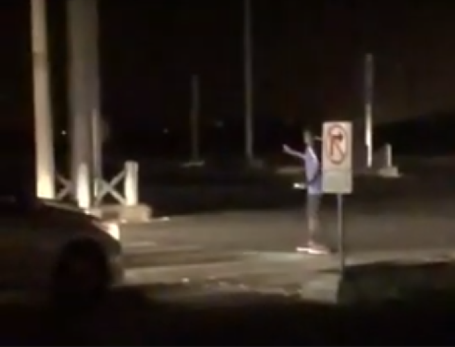 شاهد.. شبان يشاركون في تنظيم حركة المرور بجازان بعد انقطاع الكهرباء