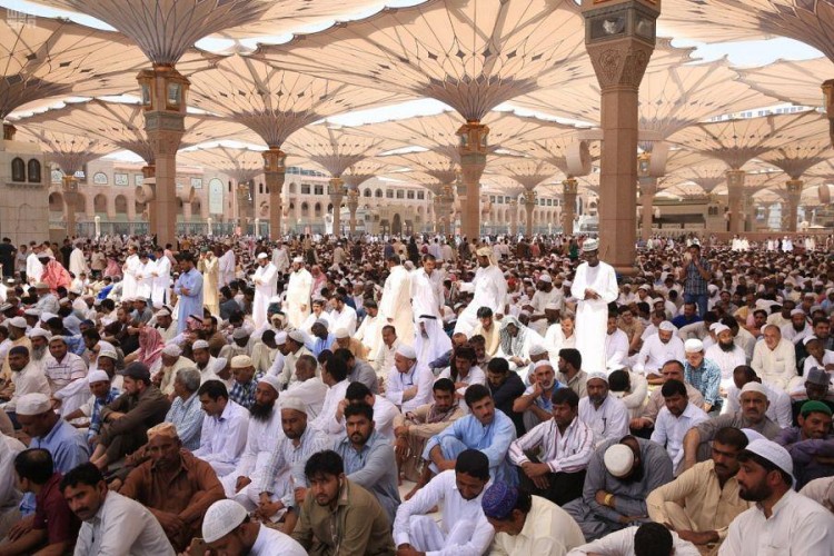 ضيوف الرحمن في مكة والمدينة يؤدون آخر جمعة من رمضان (صور)