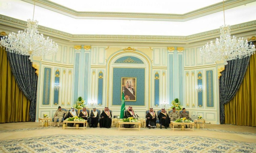 ولي العهد يلتقي عددًا من أسر شهداء الواجب