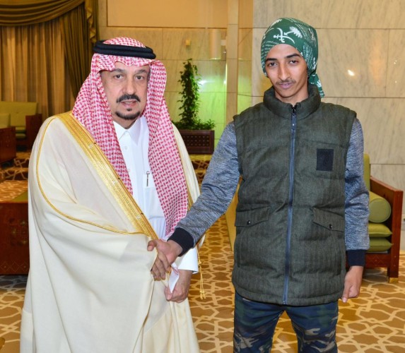 أمير الرياض يستقبل الرحالة السعودي “خلبان”