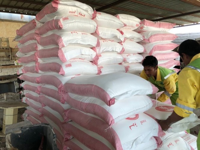 ضبط عمالة تحضر الخبز بطعم “الجبس” داخل حوش شعبي وتعرف على من توزعه