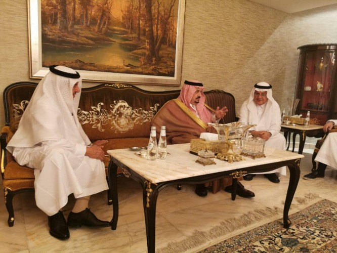 سمو أمير منطقة الرياض يقدم العزاء لأسرة الحبيب في وفاة والدتهم