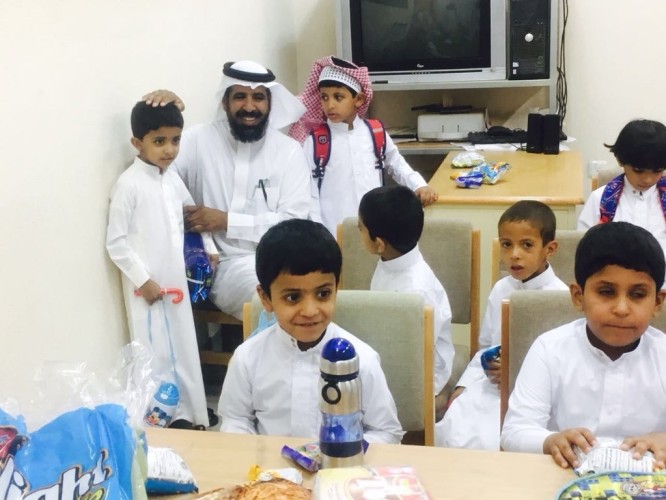 مدير تعليم الحائط يشارك الطابور الصباحي مع طلاب مدرسة الشق الإبتدائية