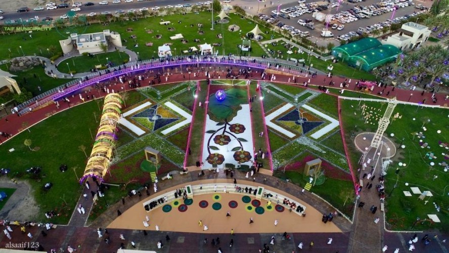 صور مفرحة وأجواء احتفالية في مهرجان الورد بالطائف