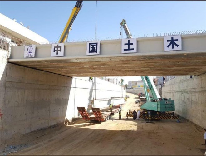 مواطن يذبح خروفين داخل نفق الفيصلية بنجران احتفالاً بإنجازه.. و”الأمانة” تعلّق ‎وتخالفه