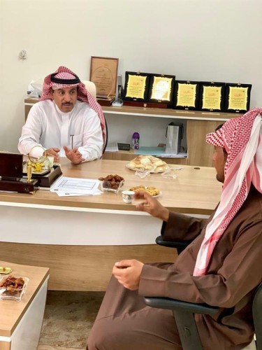 بالصور.. “البيئة” تكرم المواطنين الذين أنقذوا ذئباً كان محتجزاً داخل خزان مياه