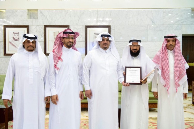 نائب أمير الرياض يتسلم شهادة الآيزو 27001 بعد حصول الإمارة عليها