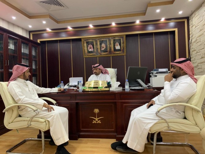 رئيس بلدية القفل يستقبل مدير المياه بصامطة ويناقش آلية إيصال المياه للمركز وقراه