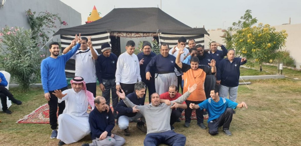 أبناء التأهيل الشامل للذكور بالدمام يقضون يومياً ترفيهياً في إحدى الشاليهات بالمنطقة
