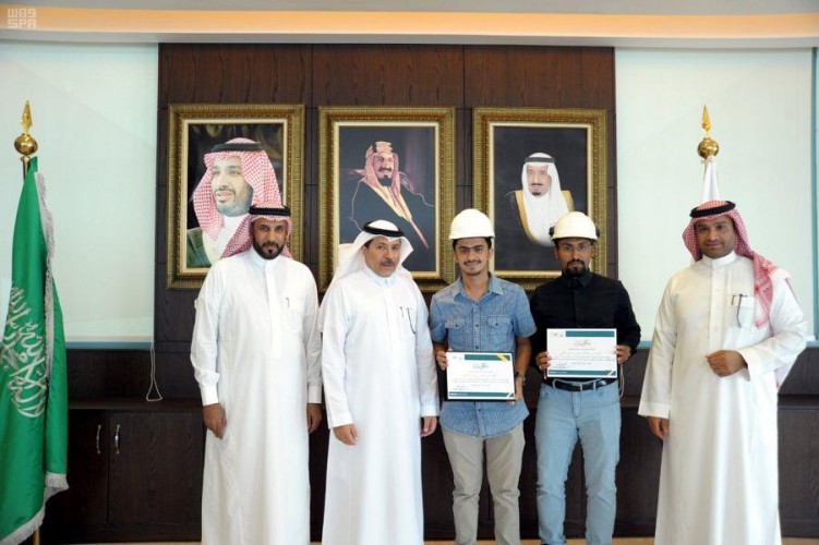 مهندسان سعوديان يعيدان تشغيل 120 عيادة أسنان توقفت عن العمل بجامعة جازان