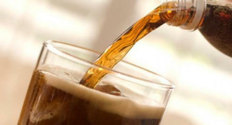 هل المشروبات الغازية تساعد على الهضم أثناء تناول الوجبات الدسمة؟.. “الصحة” تجيب