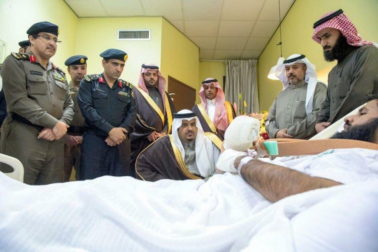 أصيب في وادي الدواسر..نائب أمير الرياض يزور الرائد “الوادعي” في المستشفى (صور)