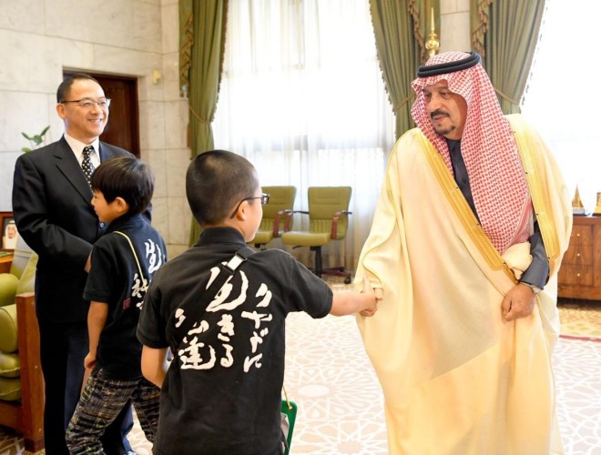 أمير منطقة الرياض يستقبل المستشار بالسفارة اليابانية وعدداً من طلاب المدرسة اليابانية