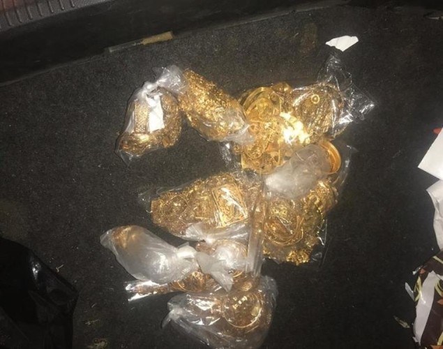 اشتباه أمني يقود لضبط وافد يخبئ 6 كيلو ذهب وآلاف الريالات داخل سيارته (صور)