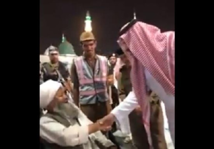 شاهد.. فيصل بن سلمان يتجول في ساحات المسجد النبوي الشريف ويلتقي زائراً آسيوياً مسناً