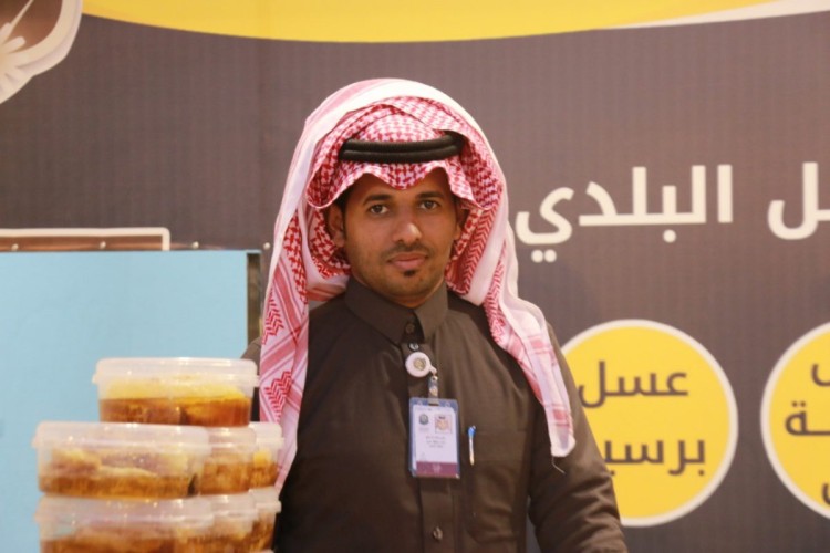 في الجنادرية.. مناحل “آل مانع” تعرض إنتاج 7 آلاف خلية من العسل البلدي