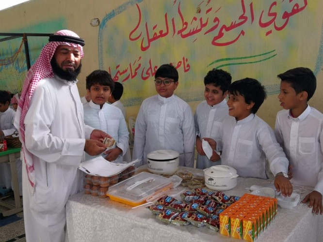التاجر الصغير ” تجسد التطوع في ابتدائية خالد بن سعيد الابتدائية