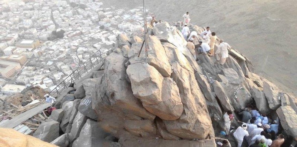 سقوط صخرة من أعلى جبل غار حراء بمكة يودي بحياة معتمرة