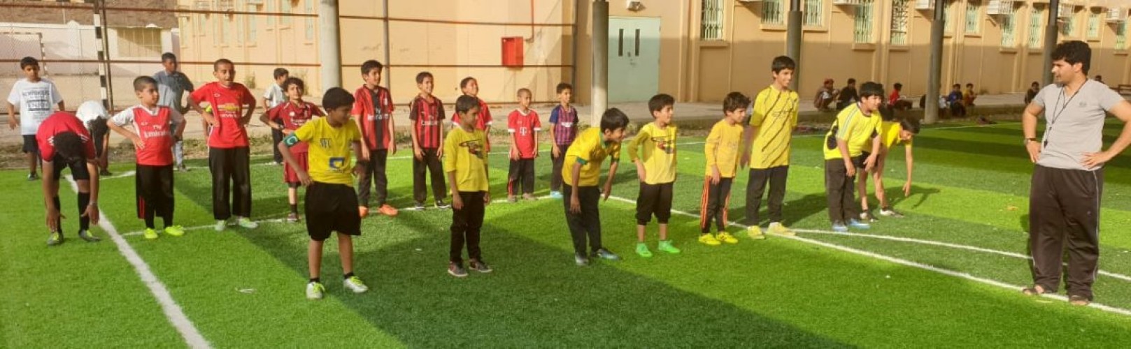 القسم الرياضي بالنادي الحي بمجمع آل مشحنة يكثف التمارين اللياقية والتكتيكية لفئة الاشبال