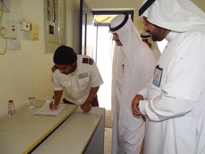 حارس أمن مدرسة “النبهانية” يستوقف وفداً رسمياً من تعليم المنطقة لتسجيل بياناتهم