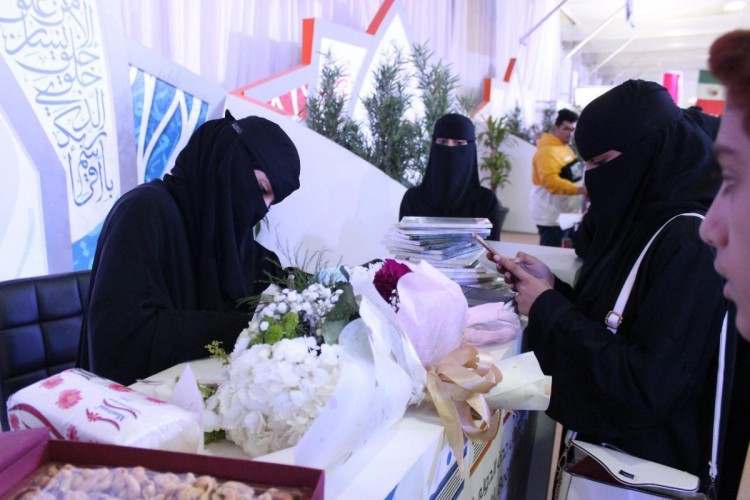 الأعلامية والكاتبة عليه المالكي تدشن اصدارها الأول«مّثّل شجرة أورقت»