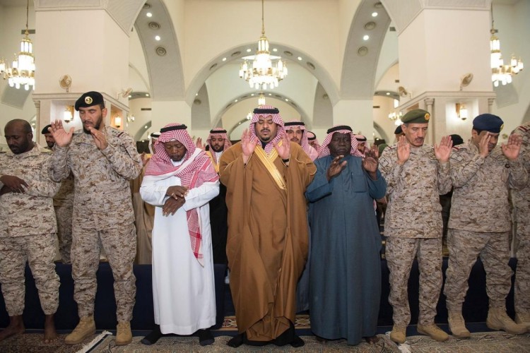 سمو نائب أمير الرياض ينقل تعازي القيادة لأسرتي الشهيدين “محزري وعلم”