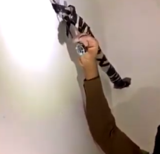 مداهمة وكر بالرياض تقام فيه حفلات مشبوهة.. وضبط كاميرات سرية بداخله لتصوير وابتزاز الفتيات