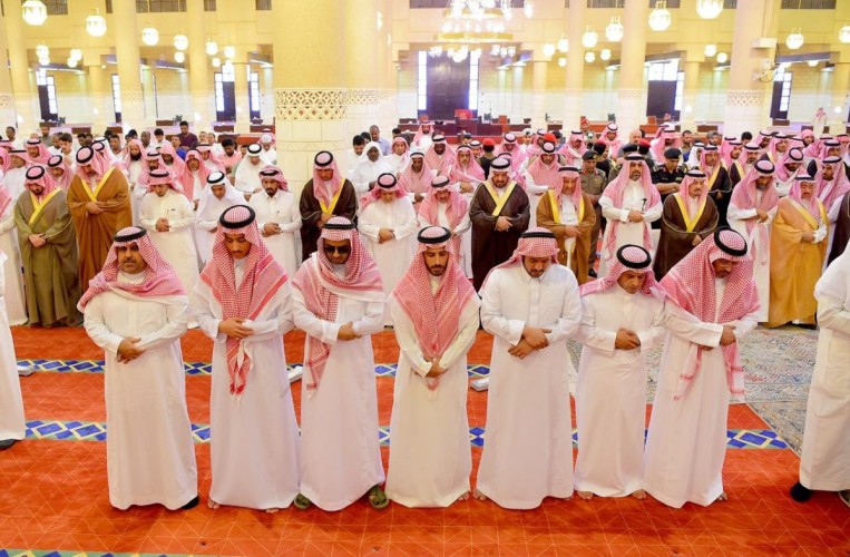 أمير منطقة الرياض يؤدي صلاة الميت على الأميرة حصة بنت سعود -رحمها الله-