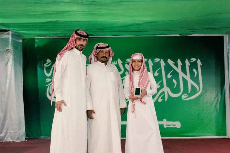 جوال هدية لأول طالب وضع قدمه داخل مدرسة بالأفلاج مع بداية العام الدراسي الجديد