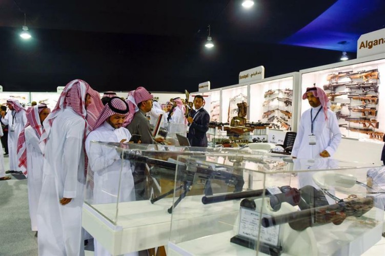 معرض الصقور يتيح للزوار شراء الأسلحة النارية وفق 8 خطوات.. تعرّف عليها