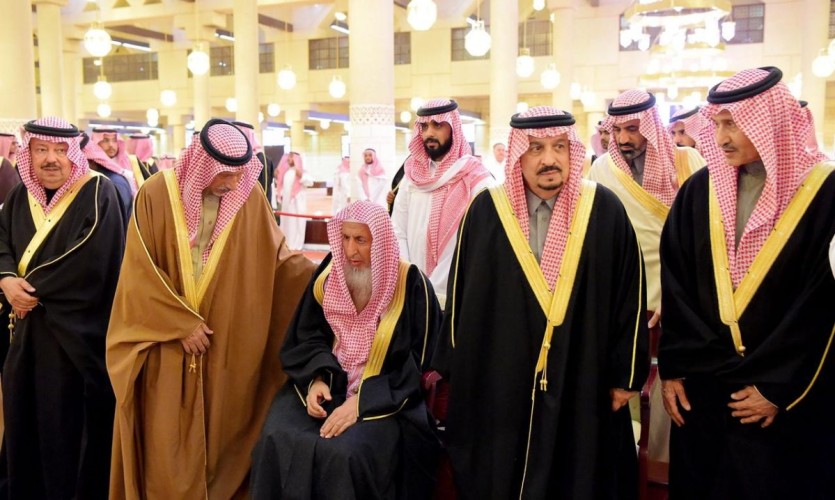 أمير منطقة الرياض يؤدي صلاة الميت على الأمير فيصل بن بدر بن فهد رحمه الله