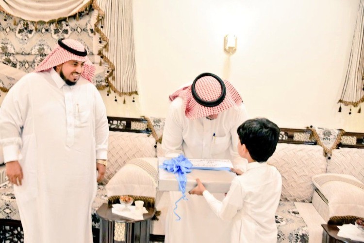 مدير تعليم جازان يزور طالباً هاجمته الكلاب الضالة بصامطة