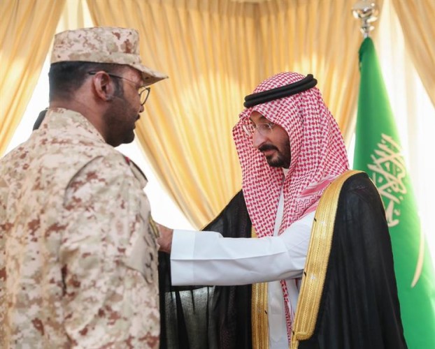 “بالصور” وزير الحرس الوطني يقلد ضابطين أصيبا في الحد الجنوبي أنواط الشرف والمعركة والشجاعة