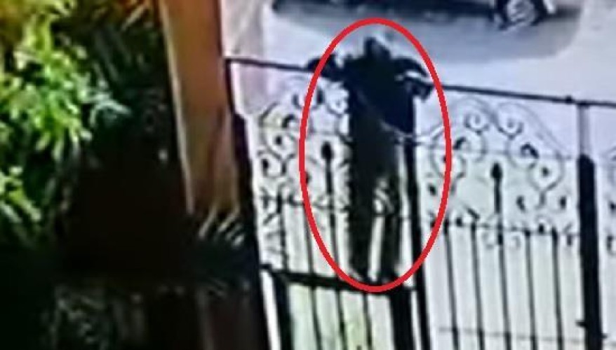 الإطاحة بـ “متسلق منزل مكة المكرمة”.. وصاحب المنزل: اللص معتل نفسياً