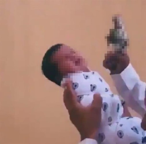 مصادر: 6 تهم تنتظر مطلق النار بجوار الطفل الرضيع.. وهكذا تمت الإطاحة به