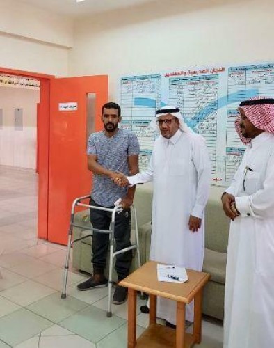 تبوك: معلم يقطع إجازته المرضية ويحضر للمدرسة مع بدء العام الدراسي مستنداً على عكازه