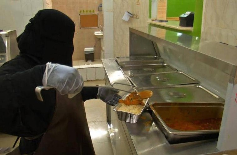 “العمل” تغرم منشأة 40 ألف ريال لقيامها بتشغيل سعوديات مع وافدين في مكانٍ واحد