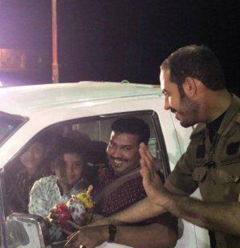 أمن الطرق »بـمركز رجامة» شمال حائل  يوزع فرحة العيد على العابرين بسياراتهم